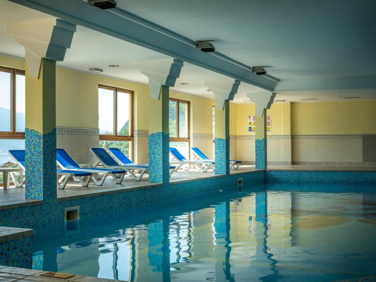 Hotel San Pietro リモーネ・スル・ガルダ エクステリア 写真