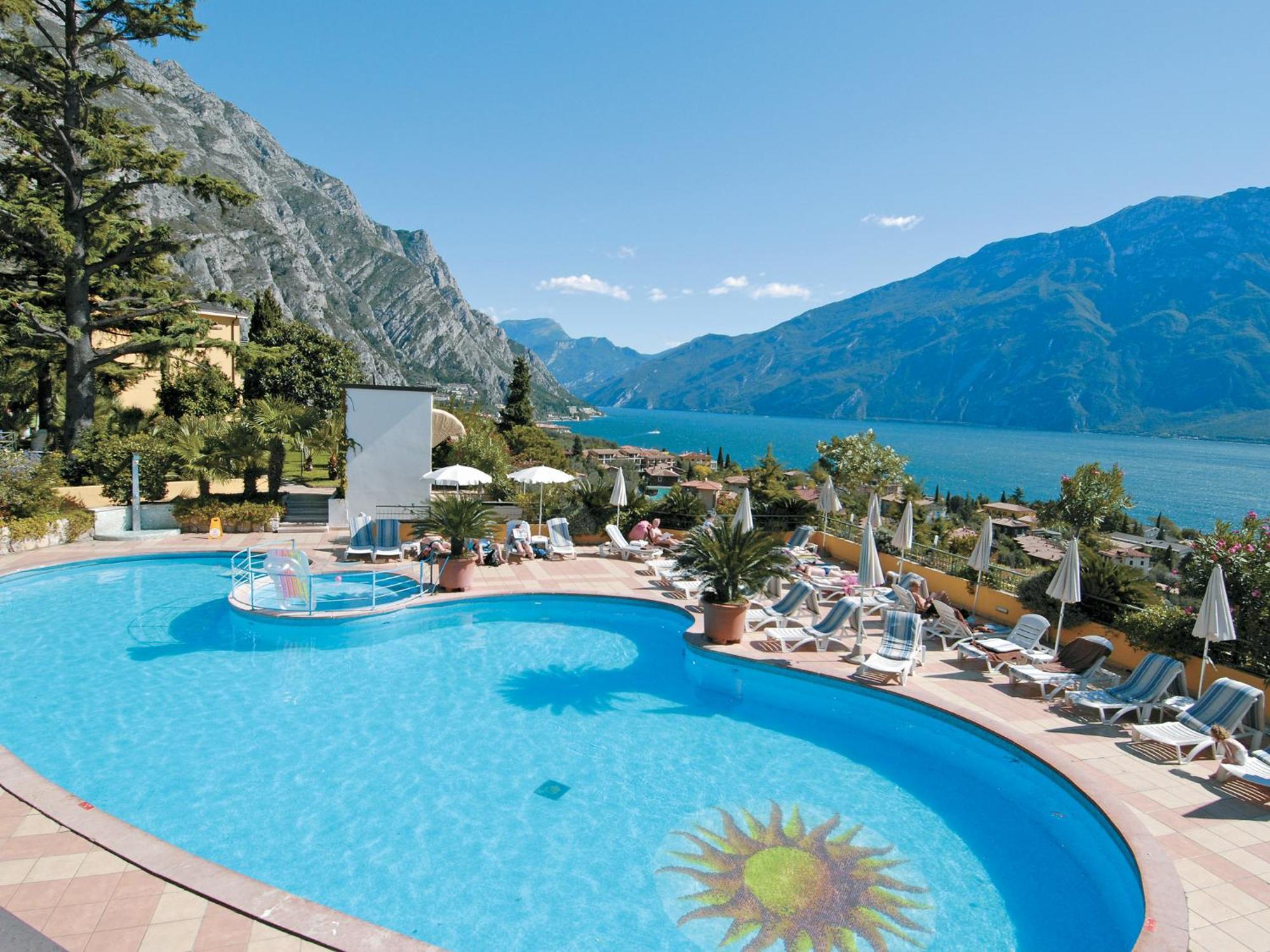 Hotel San Pietro リモーネ・スル・ガルダ エクステリア 写真