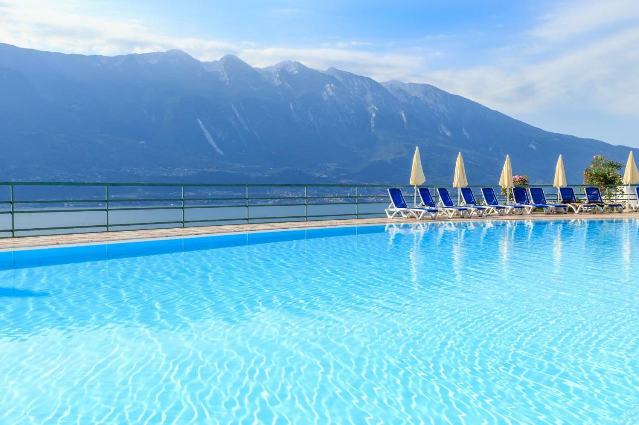 Hotel San Pietro リモーネ・スル・ガルダ エクステリア 写真